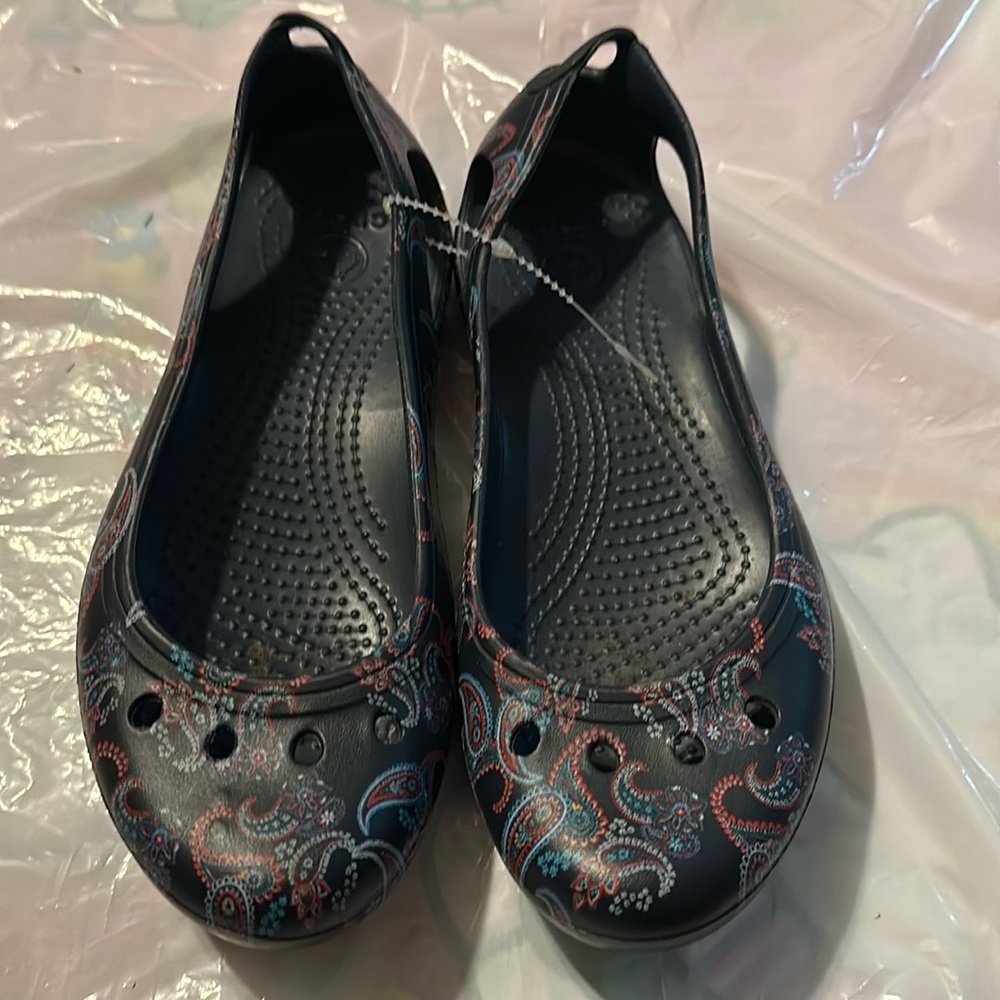 CROCS, FLOATERS. Women’s 5 Paisley Foral/Navy.